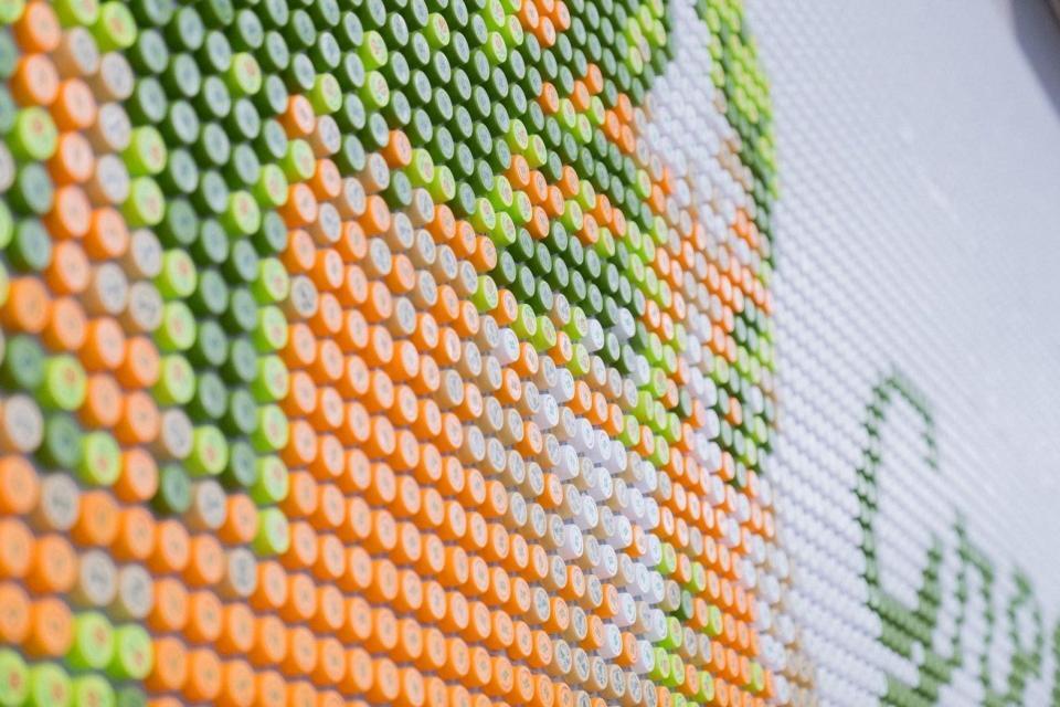 ＪＲ盛岡駅に登場した大谷翔平ペットボトルキャップアート（伊藤園提供）