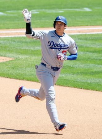　ロッキーズ戦の７回、２８号ソロを放ったドジャース・大谷＝デンバー（共同）