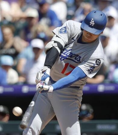 　７回、２８号ソロを放つ大谷（共同）
