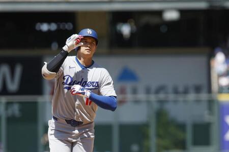 　７回、２８号ソロを放った大谷（共同）