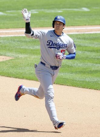 　７回、２８号ソロを放った大谷（共同）