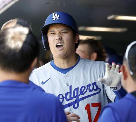 　７回、２８号ソロを放ちベンチで迎えられる大谷（共同）