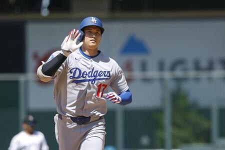 　７回、２８号ソロを放った大谷（共同）