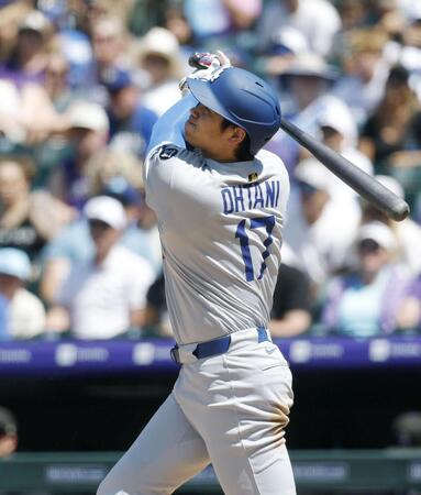 　７回、２８号ソロを放つ大谷（共同）
