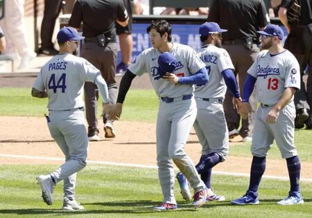 　ロッキーズに勝利し、チームメートを迎える大谷（左から２人目）＝共同