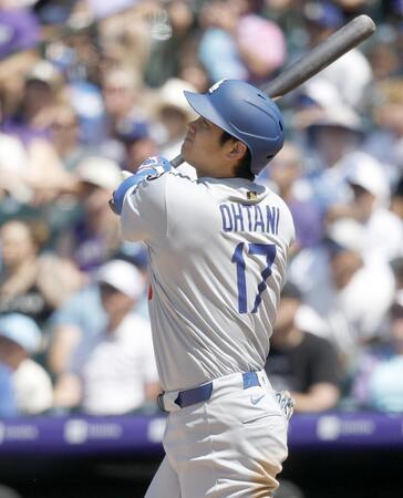 　７回、２８号ソロを放つ大谷（共同）