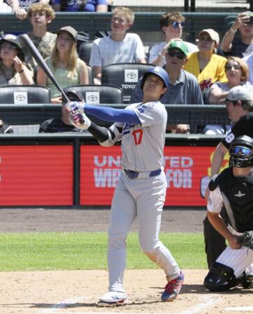 　７回、２８号ソロを放つ大谷（共同）