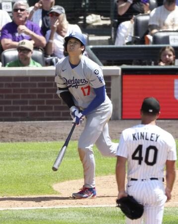 　７回、２８号ソロを放つ大谷（共同）