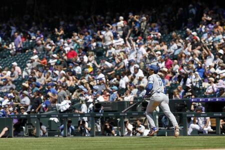 　７回、２８号ソロを放つ大谷（共同）