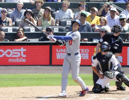 　７回、２８号ソロを放つ大谷（共同）