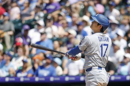 　７回、２８号ソロを放つ大谷（共同）
