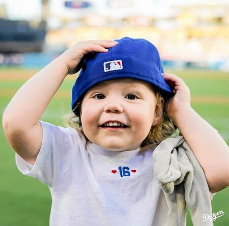 　スミスの帽子をかぶった長女・シャーロットちゃん（ロサンゼルス・ドジャース提供）