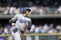 　７回、２８号ソロを放った大谷（共同）