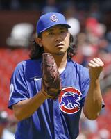 　５回、パヘスを二ゴロに打ち取り、グラブをたたく今永（共同）