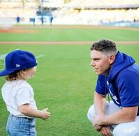 　スミスの帽子をかぶって向き合うシャーロットちゃん（ロサンゼルス・ドジャース提供）