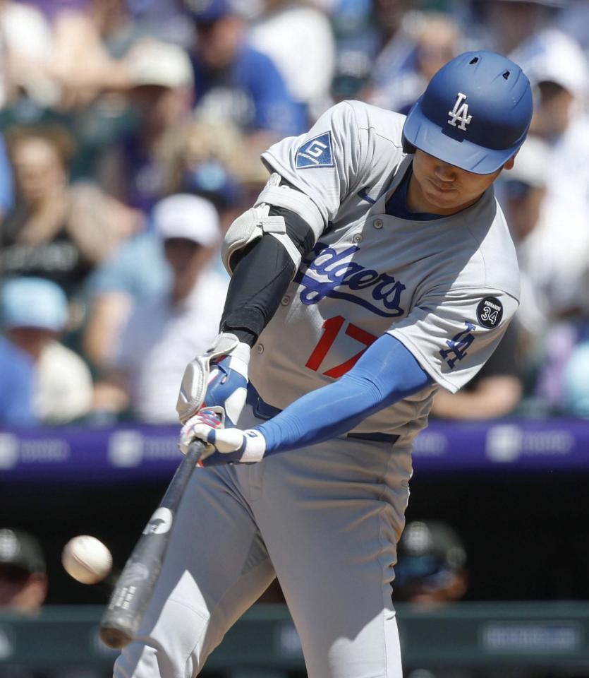 　７回、２８号ソロを放つ大谷（共同）