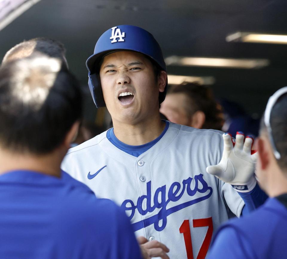 　７回、２８号ソロを放ちベンチで迎えられる大谷（共同）