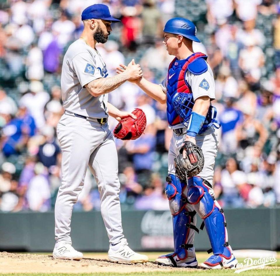 　試合後、スコットとタッチをかわすスミス（ロサンゼルス・ドジャース提供）