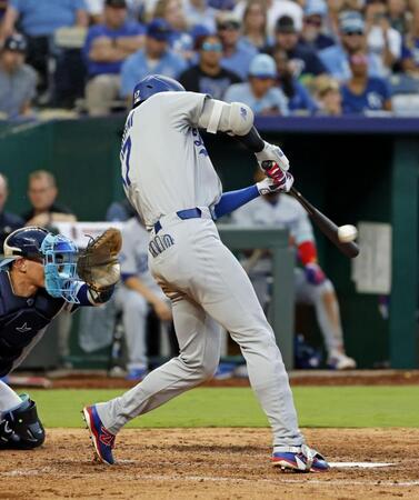 　５回、適時三塁打を放つ大谷（共同）