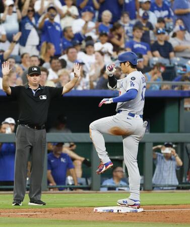　５回、適時三塁打を放ち、ポーズをとる大谷（共同）