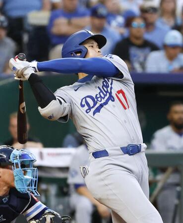 　５回、適時三塁打を放つ大谷（共同）