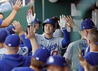 　１回、２試合連続本塁打となる29号ソロを放ち、ベンチで祝福される大谷（共同）