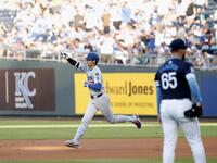 　１回、29号ソロを放ち塁を回る大谷（共同）