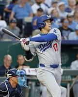 　５回、適時三塁打を放つ大谷（共同）