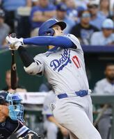 　５回、適時三塁打を放つ大谷（共同）
