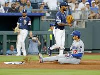 　５回、適時三塁打を放って滑り込む大谷（共同）