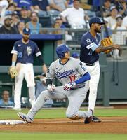 　５回、適時三塁打を放った大谷（共同）