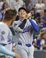 　ロイヤルズに競り勝ち、笑顔を見せる大谷（共同）