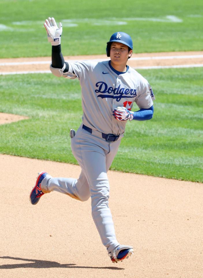 　ドジャース・大谷は、手を振ってダイヤモンドを一周する（共同）