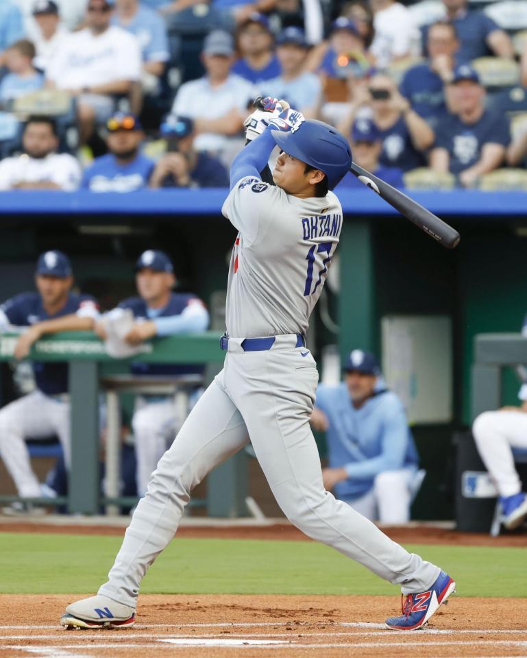 　１回、２試合連続本塁打となる29号ソロを放つ大谷（共同）