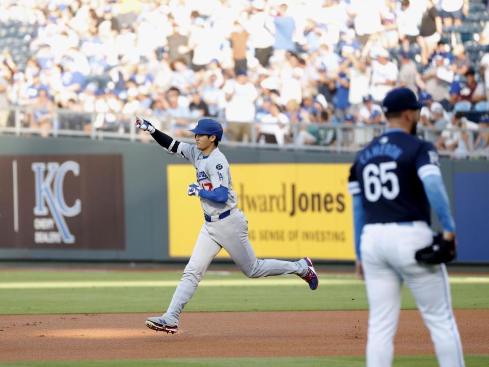 　１回、29号ソロを放ち塁を回る大谷（共同）