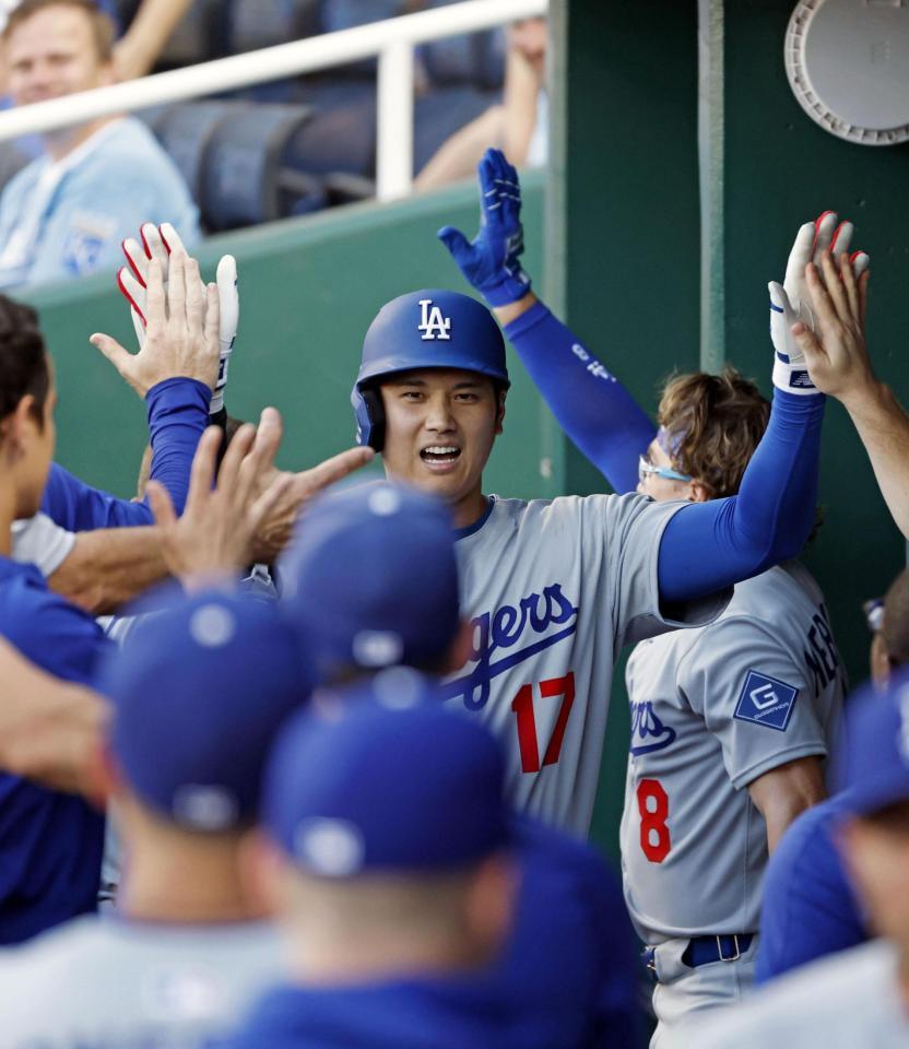 　１回、２試合連続本塁打となる29号ソロを放ち、ベンチで祝福される大谷（共同）