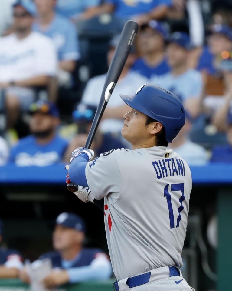 　１回、２試合連続本塁打となる29号ソロを放つ大谷（共同）