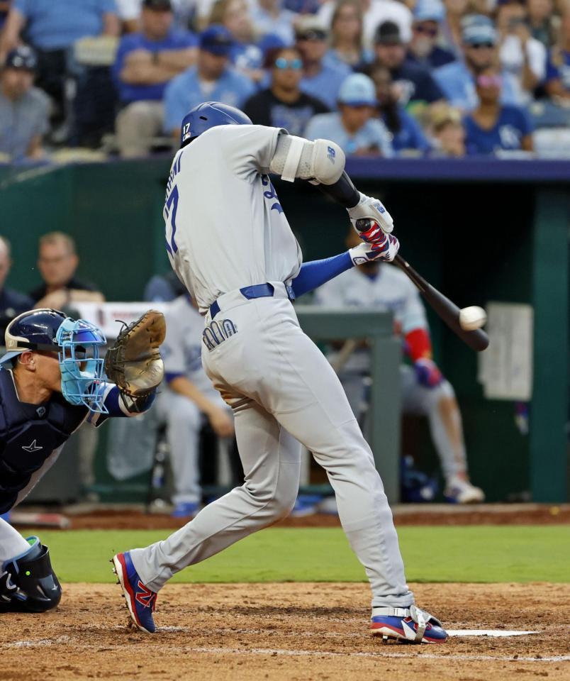 　５回、適時三塁打を放つ大谷（共同）