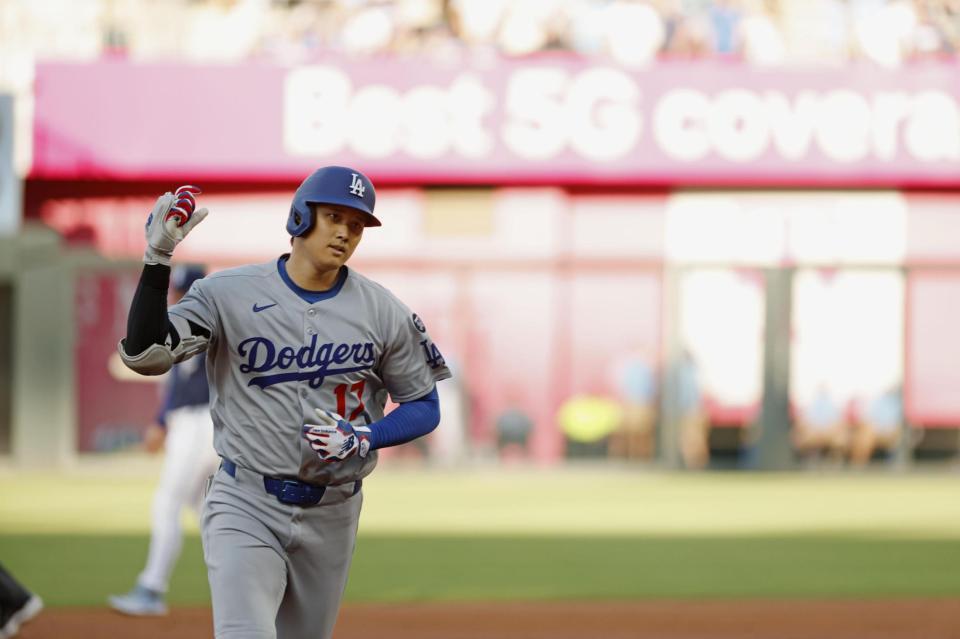 　１回、29号ソロを放ち塁を回る大谷（共同）