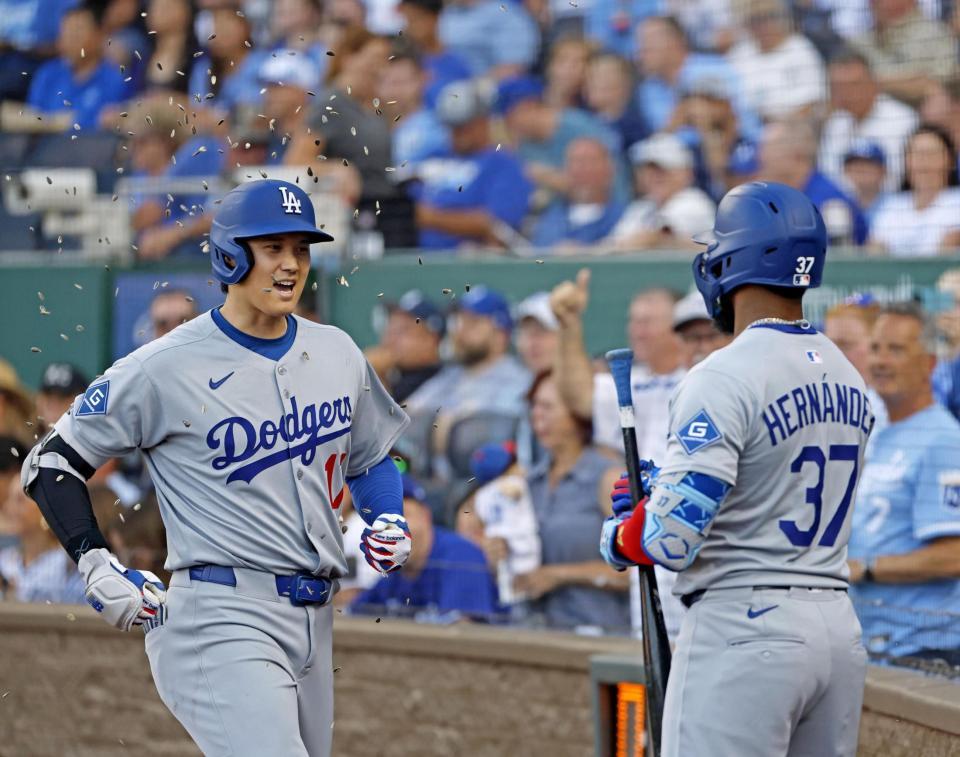 　１回、29号ソロを放ち、種で祝福される大谷（共同）