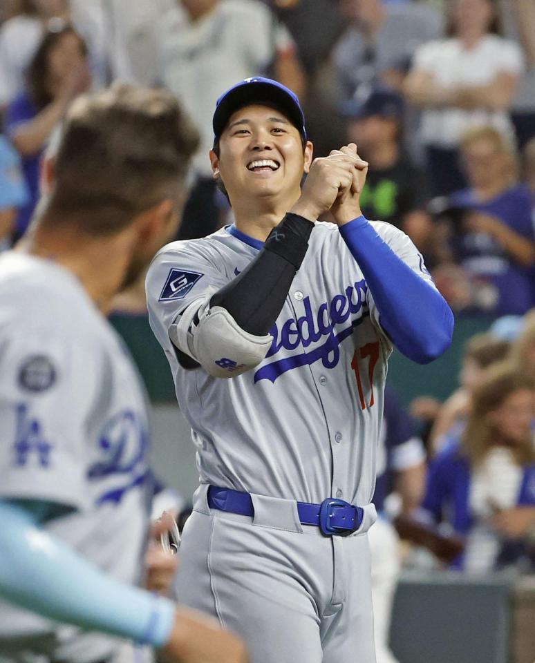 　ロイヤルズに競り勝ち、笑顔を見せる大谷（共同）