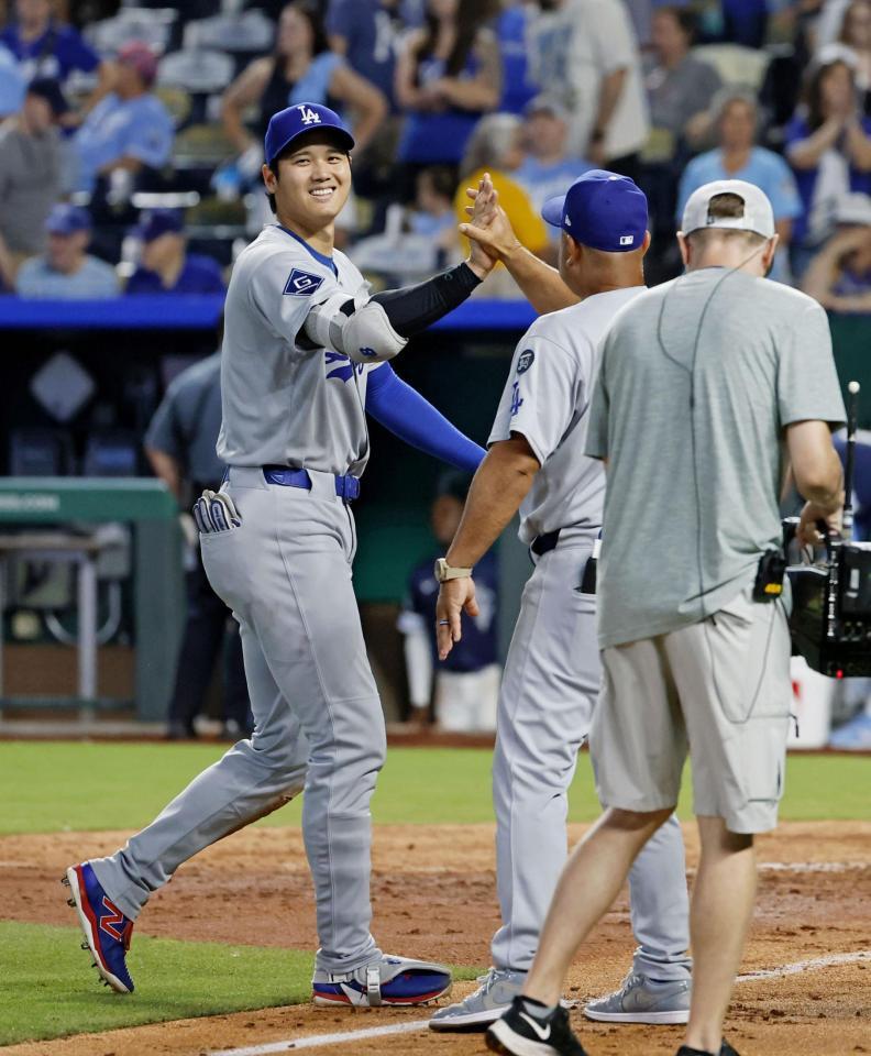 　ロイヤルズに勝利し、ロバーツ監督とタッチを交わす大谷（共同）