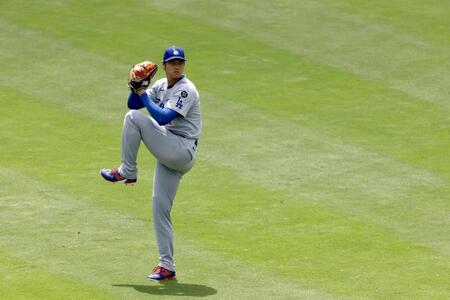 　キャッチボールする大谷（共同）