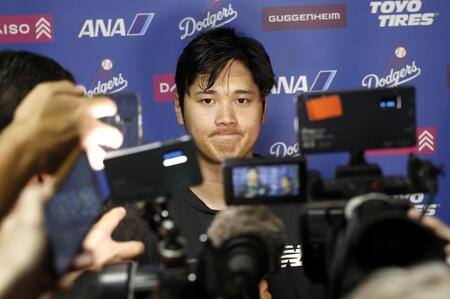 　試合後、取材に応じる大谷（共同）