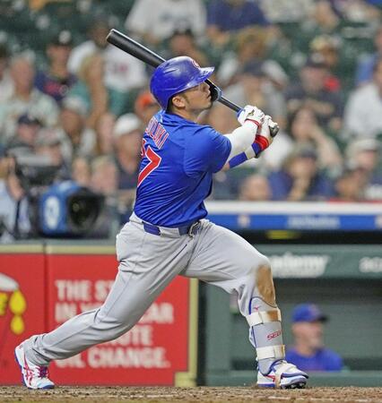 　８回、22号２ランを放つ鈴木（ＡＰ＝共同）