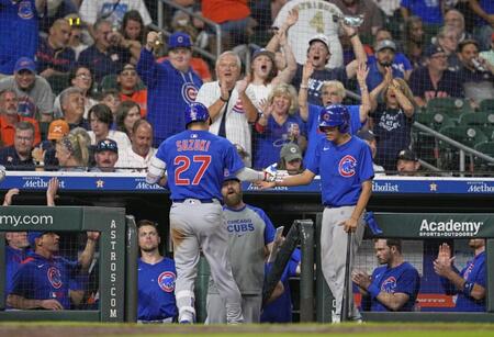 　８回、２２号２ランを放ち、ベンチで迎えられる鈴木（２７）＝ＡＰ＝共同