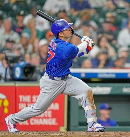 　アストロズ戦の８回、２２号２ランを放つカブス・鈴木＝ヒューストン（ＡＰ＝共同）