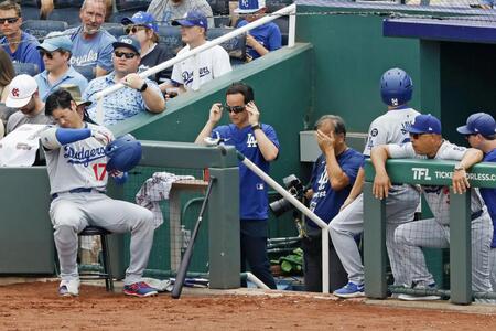 　２回を投げ終え、ベンチの中に入らずに打席の準備をする大谷（左端）＝共同