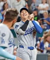 　ロイヤルズに競り勝ち、笑顔を見せるドジャース・大谷（共同）