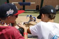 　観客が見つめる中、ブルペンで投球練習する大谷（共同）